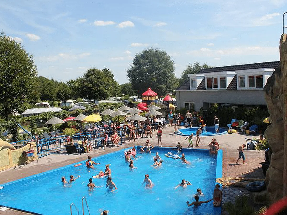Zwembad naast de groepsaccommodatie voor 120 personen bij Nijmegen