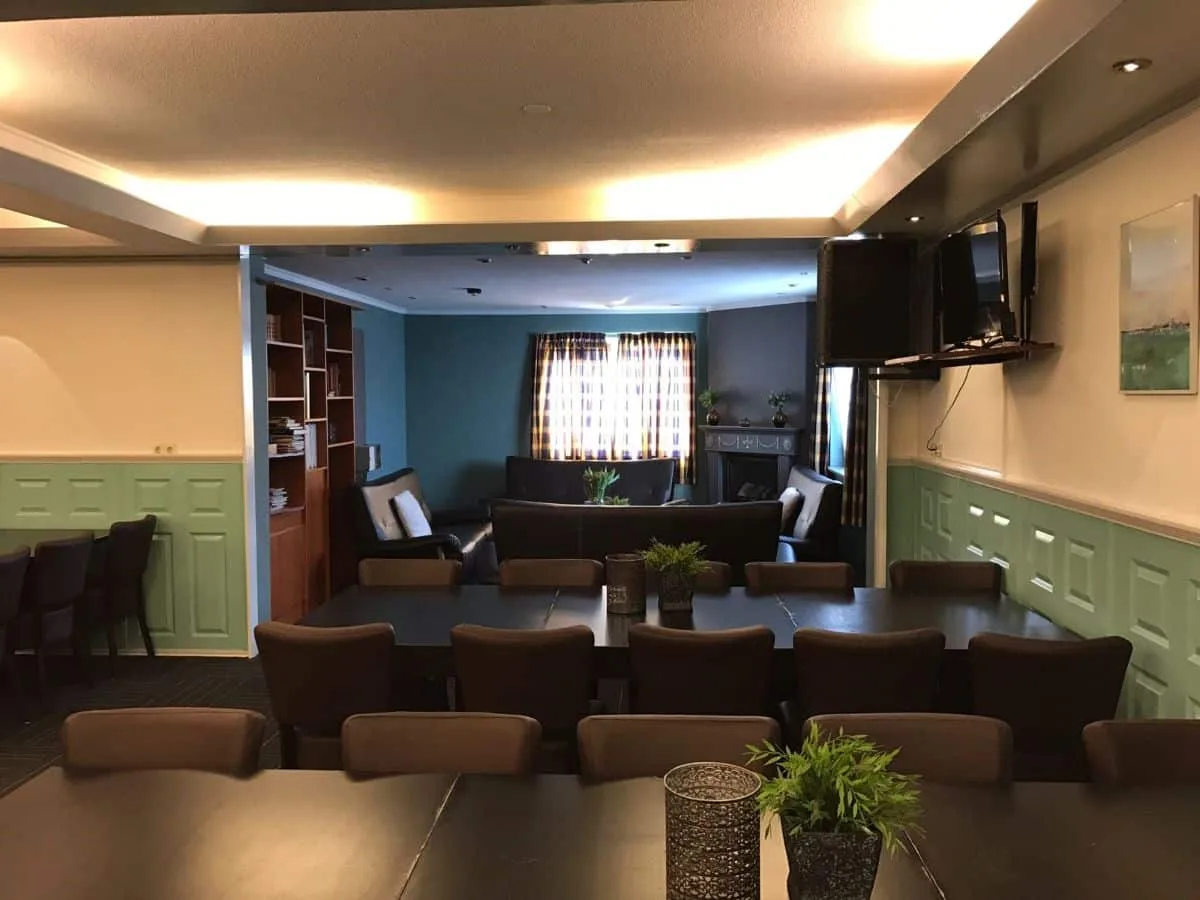 Zaal voor groepen met aparte zithoek