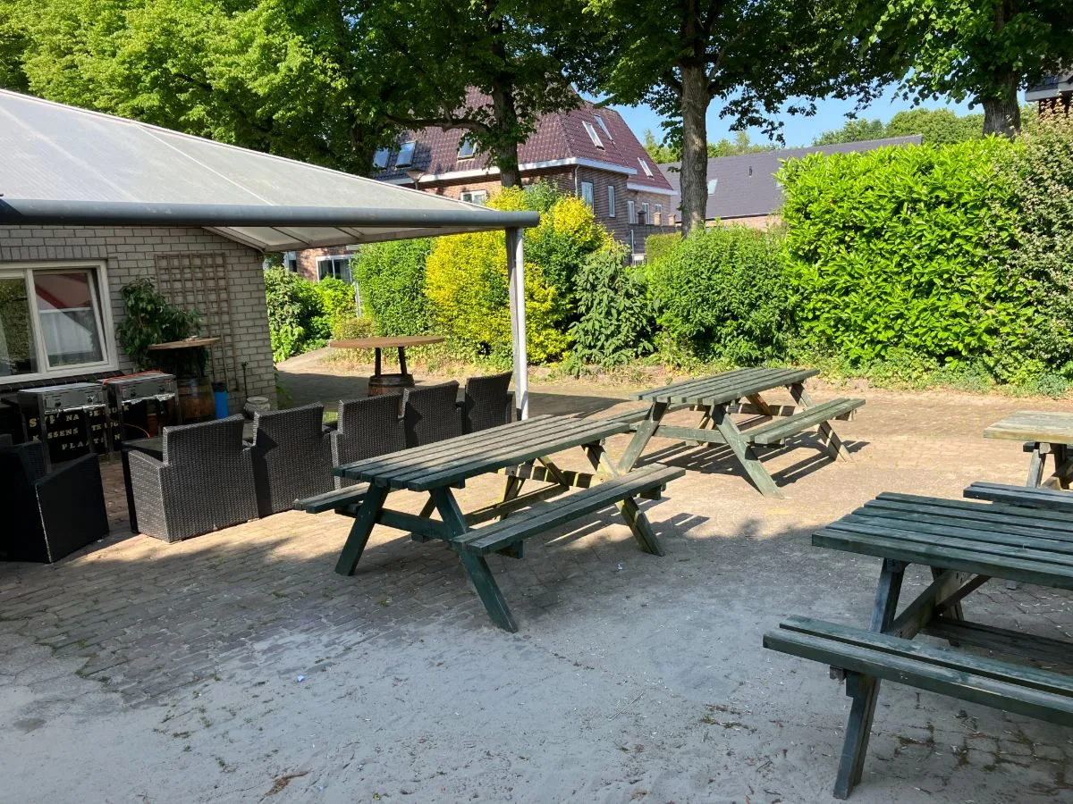Lekker buiten zitten op het terras voor groepen