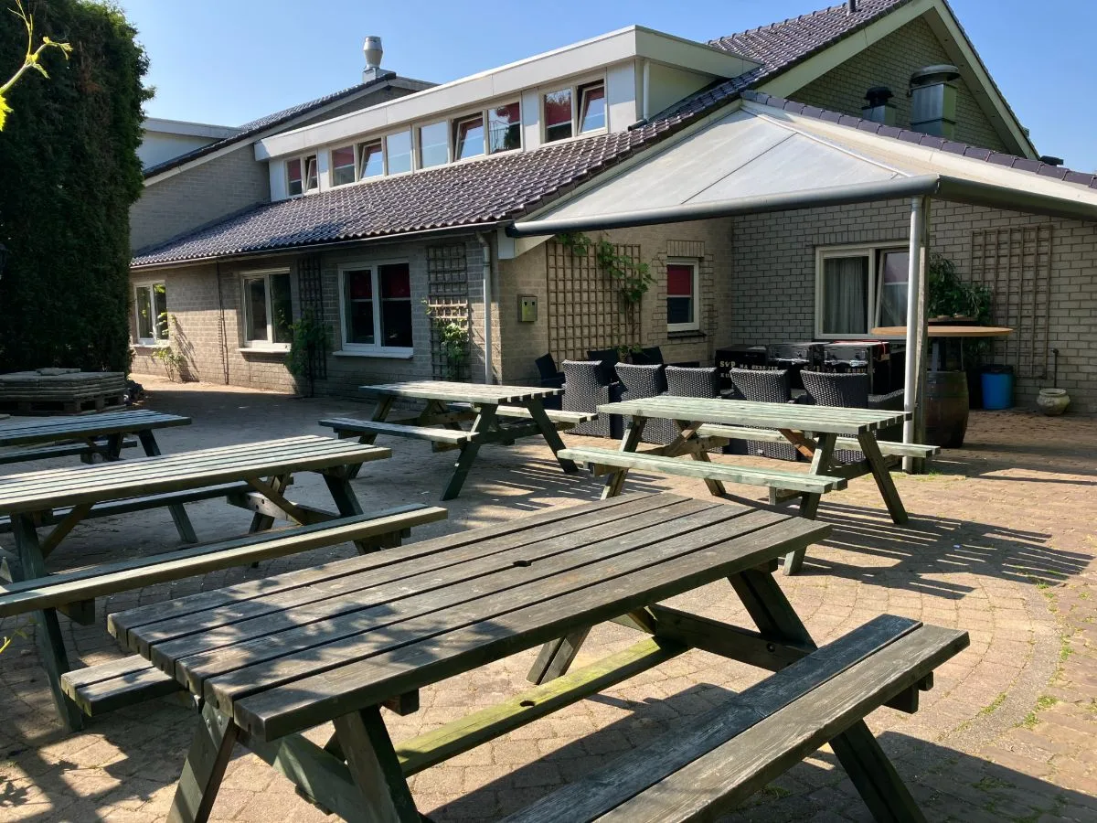Aanzicht van de accommodatie vanaf het terras