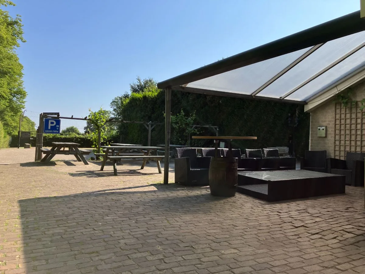 Het terras is deels overdekt