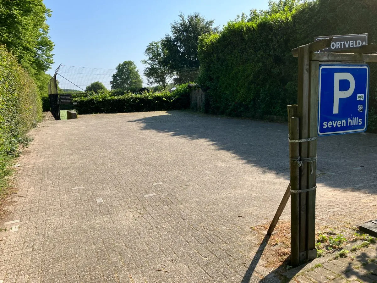 Parkeerplaats bij het groepshuis