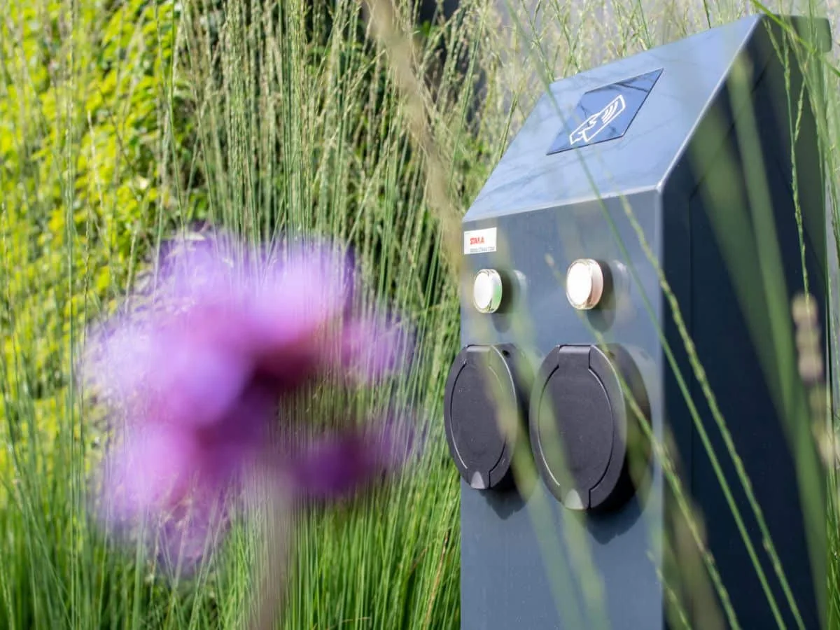 Laadpaal voor electrische auto's bij de groepsaccommodatie