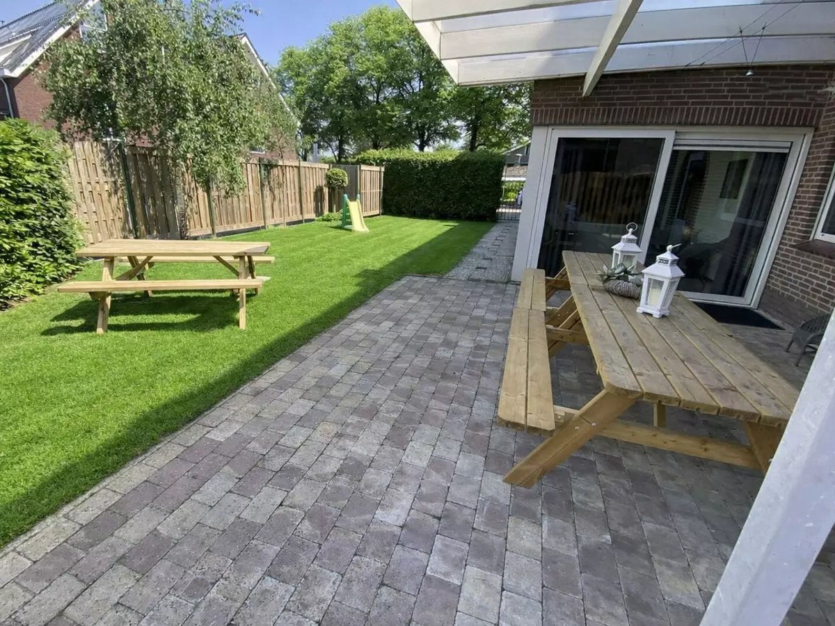 Gezellige tuin waar de kinderen kunnen spelen bij de groepsaccommodatie in Groesbeek