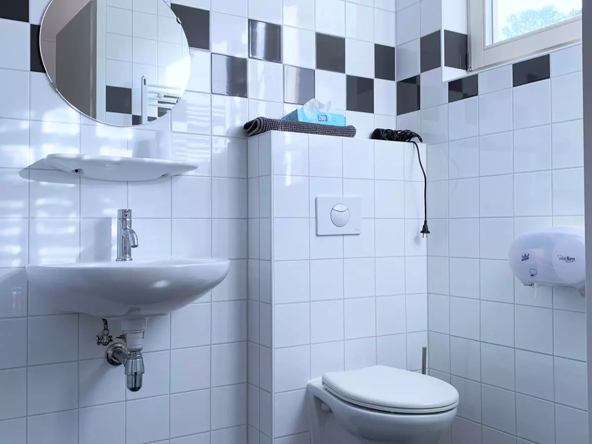 Luxe badkamer Moderne badkamer met douche en toilet bij iedere slaapkamer