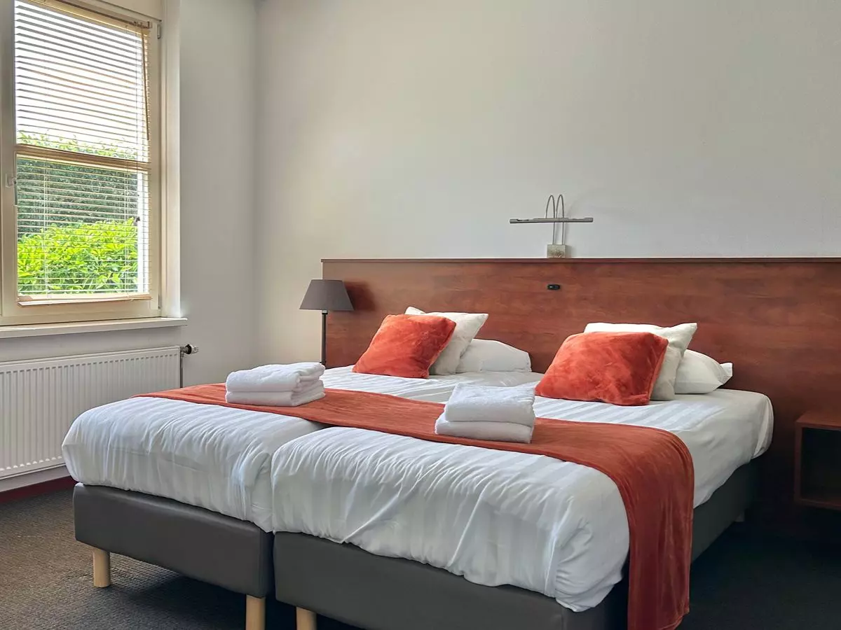 Impressie van een slaapkamer Overzicht van een comfortabele tweepersoons slaapkamer