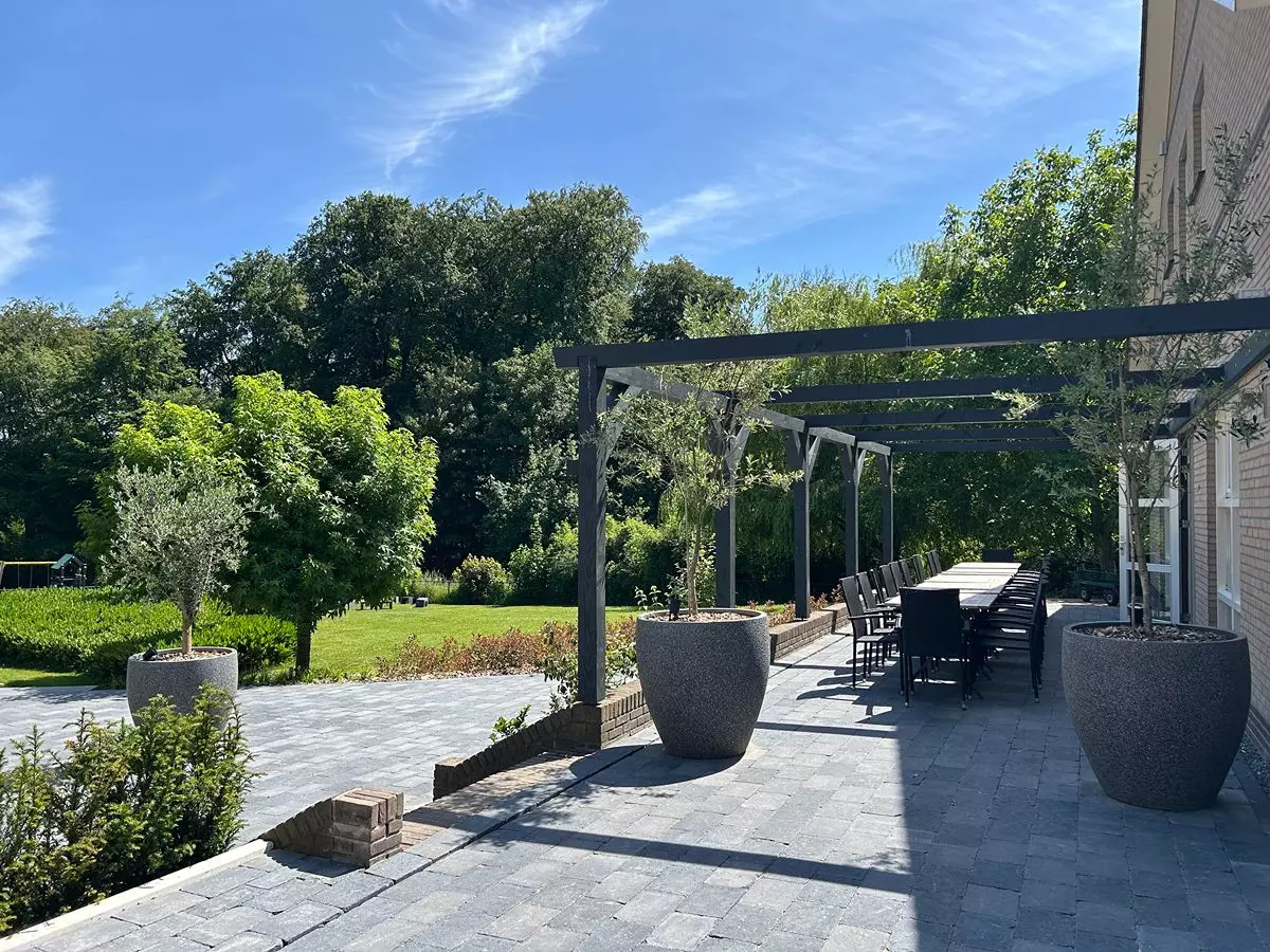 Impressie van de tuin en het terras Overzicht van de ruimte tuin met groot terras en pergola