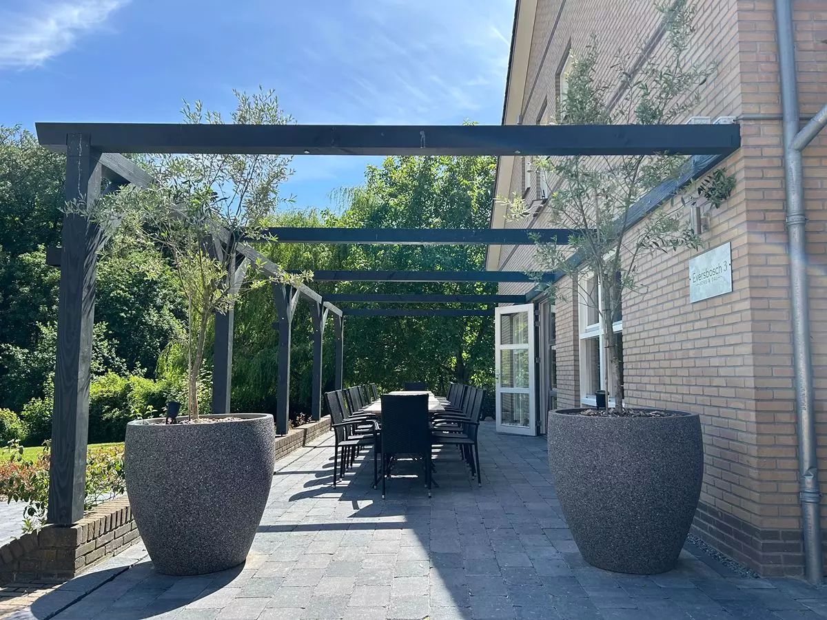 Sfeervol terras Sfeervol terras met pergola en zitgelegenheid