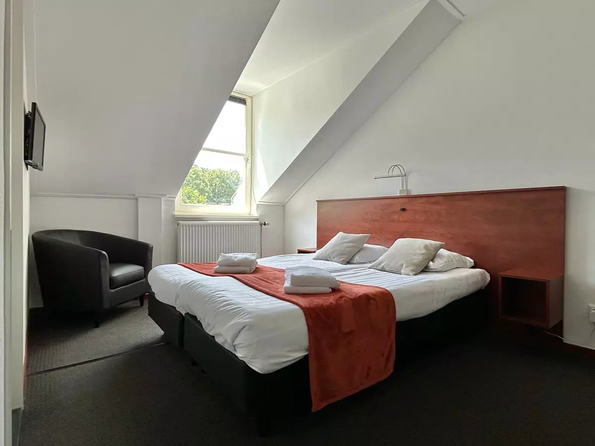 Slaapkamer met ensuite badkamer Slaapkamer met boxspring bedden en eigen badkamer