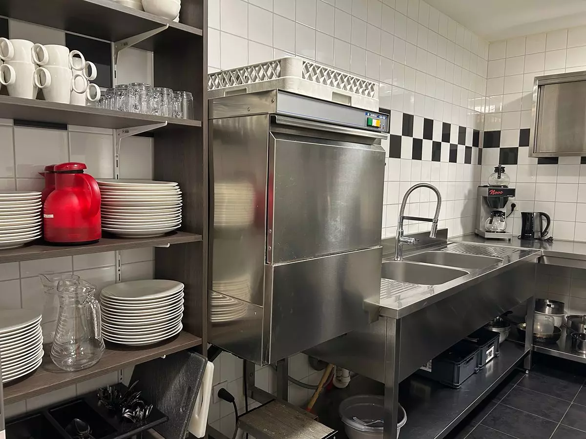 Ruime (spoel)keuken Praktische spoelkeuken bij de hoofdkeuken