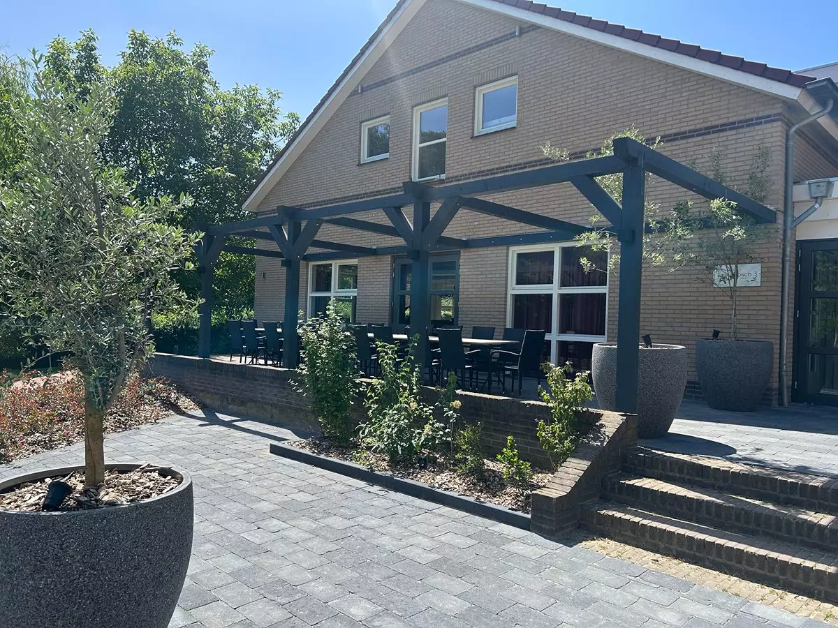 Terras met pergola Terras met pergola en tafels met stoelen