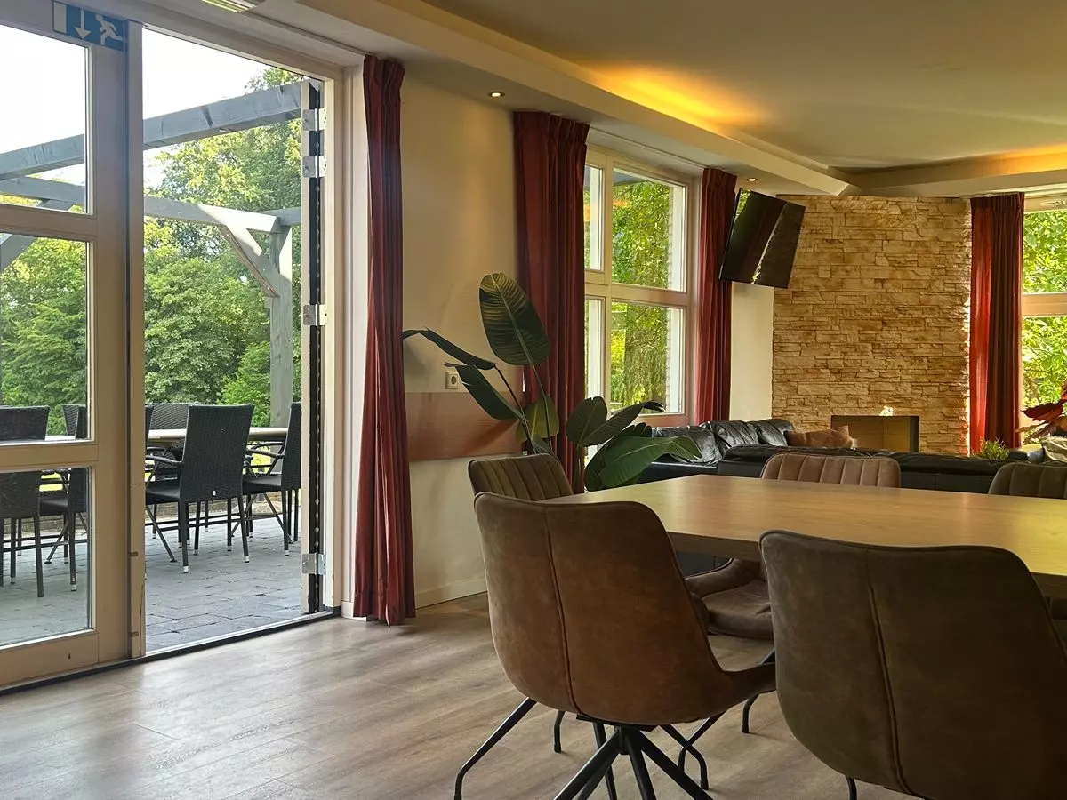 Direct toegang tot het terras Uitzicht vanuit de groepsruimte op het terras via openslaande deuren