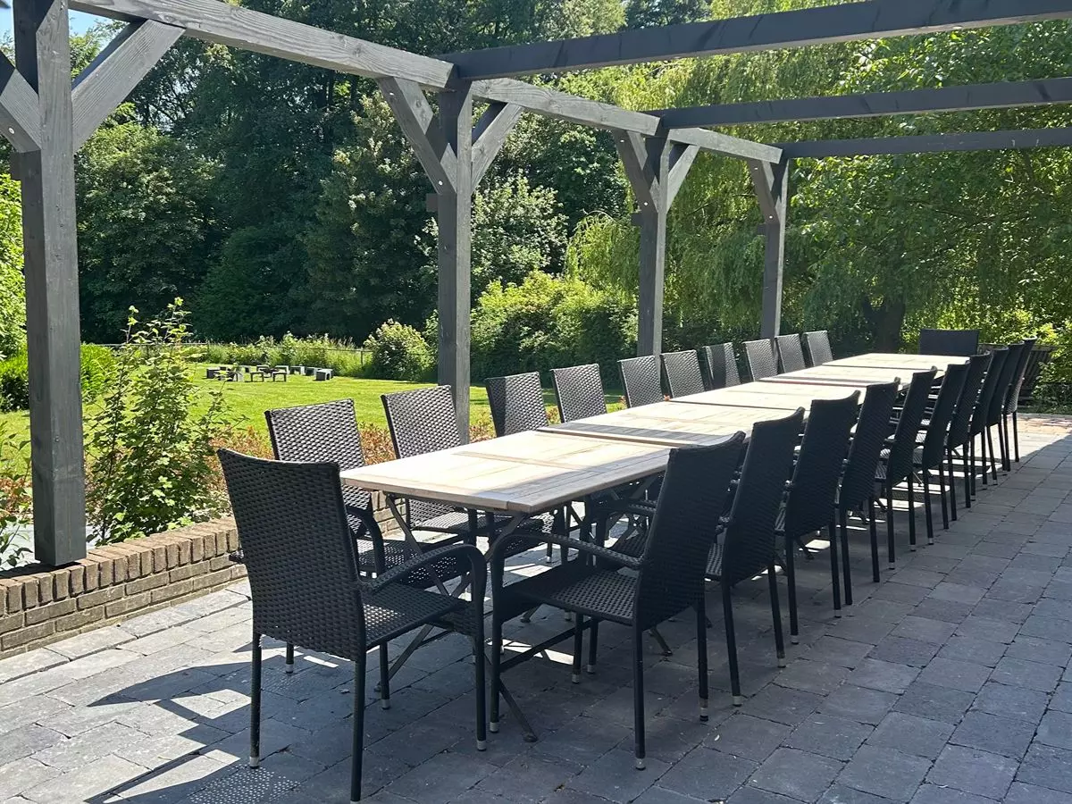 Terras voor groepen Ruim terras met zitgelegenheid voor de hele groep