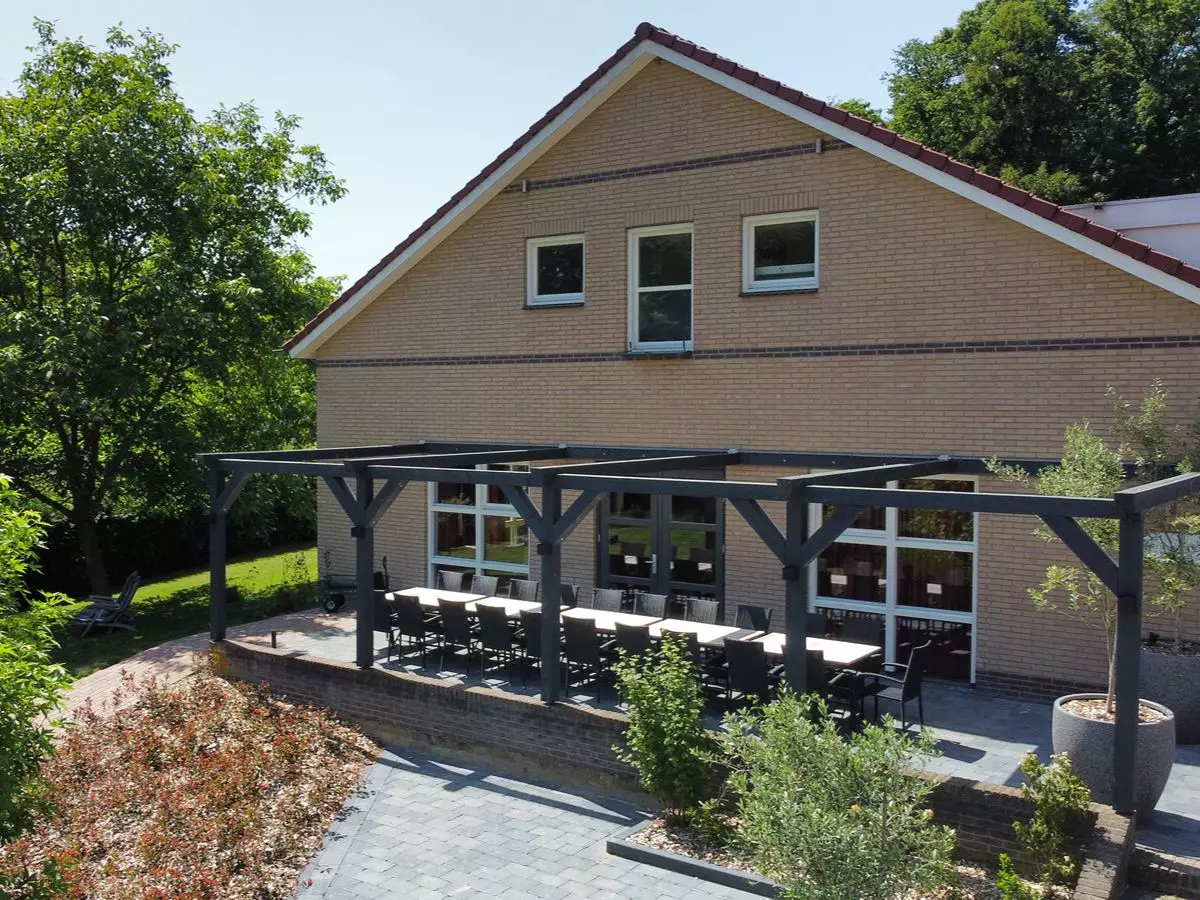 Vooraanzicht van de accommodatie Vooraanzicht van groepsaccommodatie Eversbosch 3 in Berg en Dal