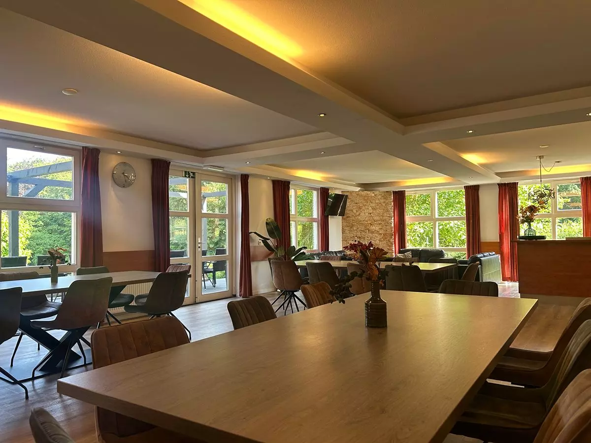 Gezellige woonkamer Ruime woonkamer met comfortabele zithoek