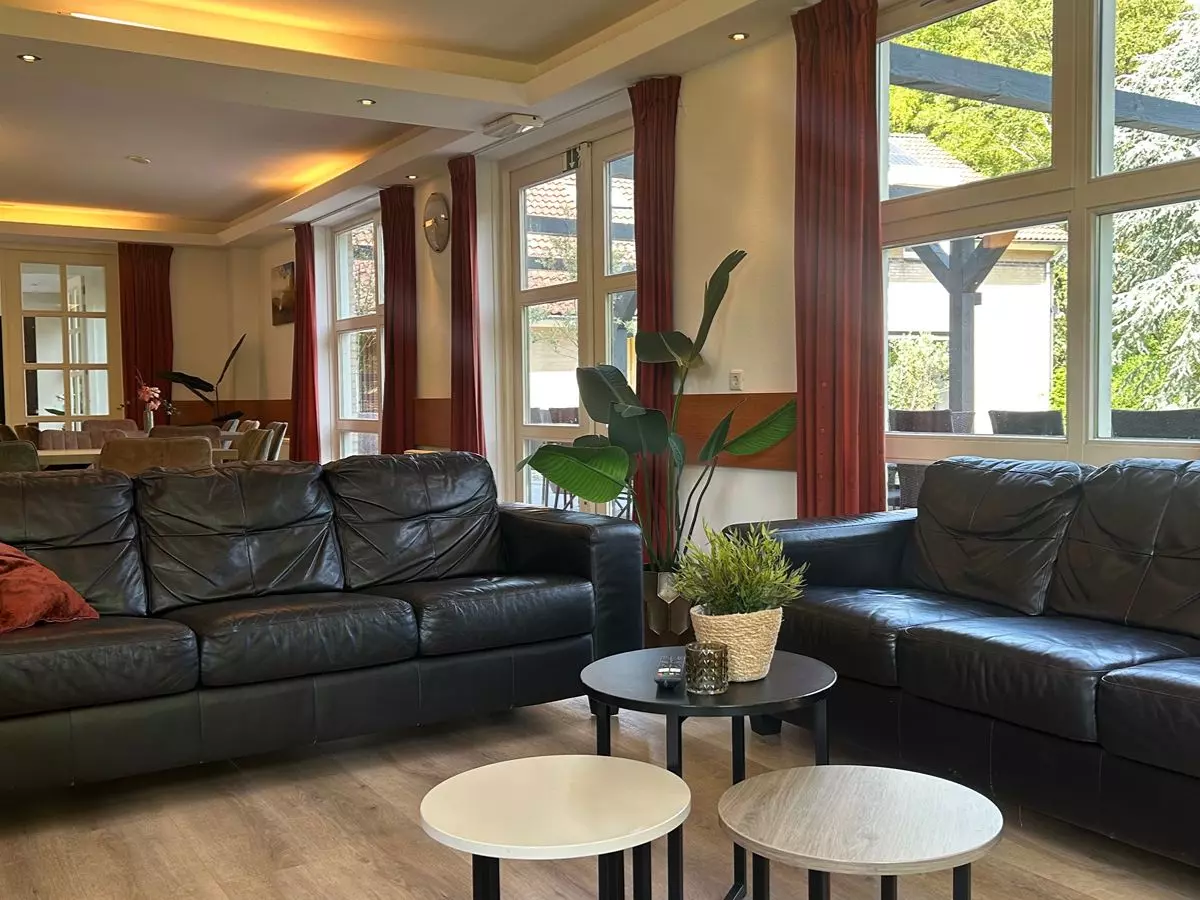 Comfortabele zitkamer Gezellige zitkamer voor grote gezelschappen