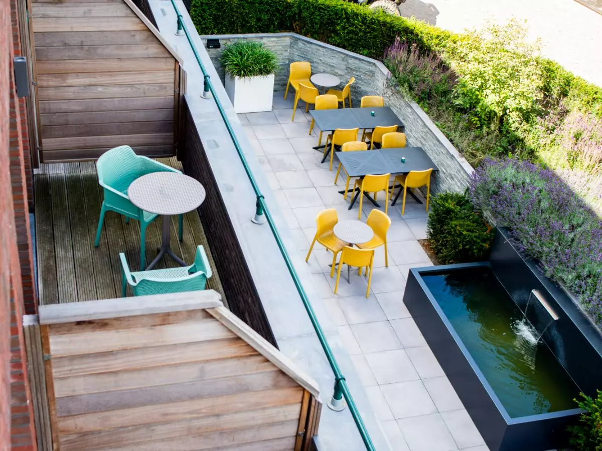 Balkon van een van de kamers Verschillende kamers met balkon met prachtig uitzicht en zicht op het ruime terras