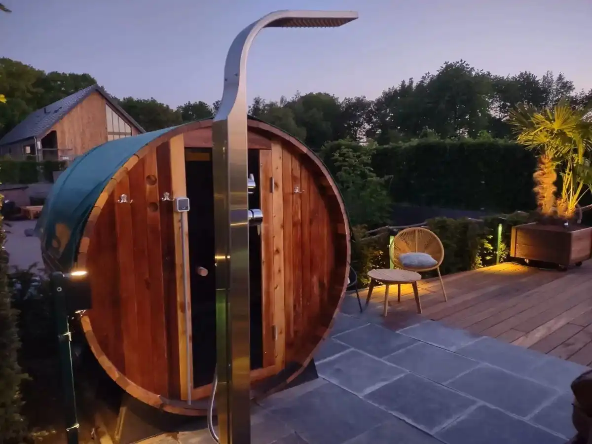 Sauna buiten Luxe buiten sauna met stortdouche