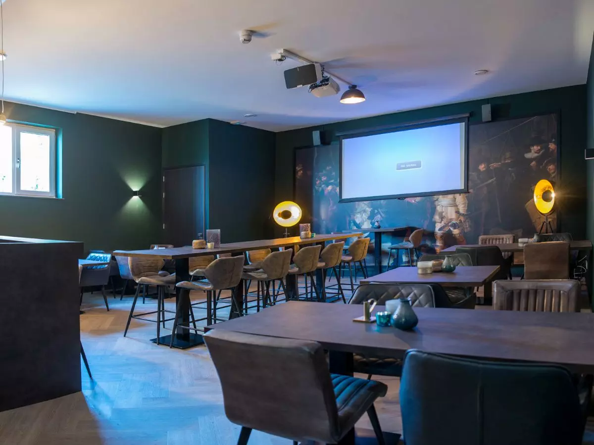 Zaal Tweede zaal met zitjes en scherm met beamer
