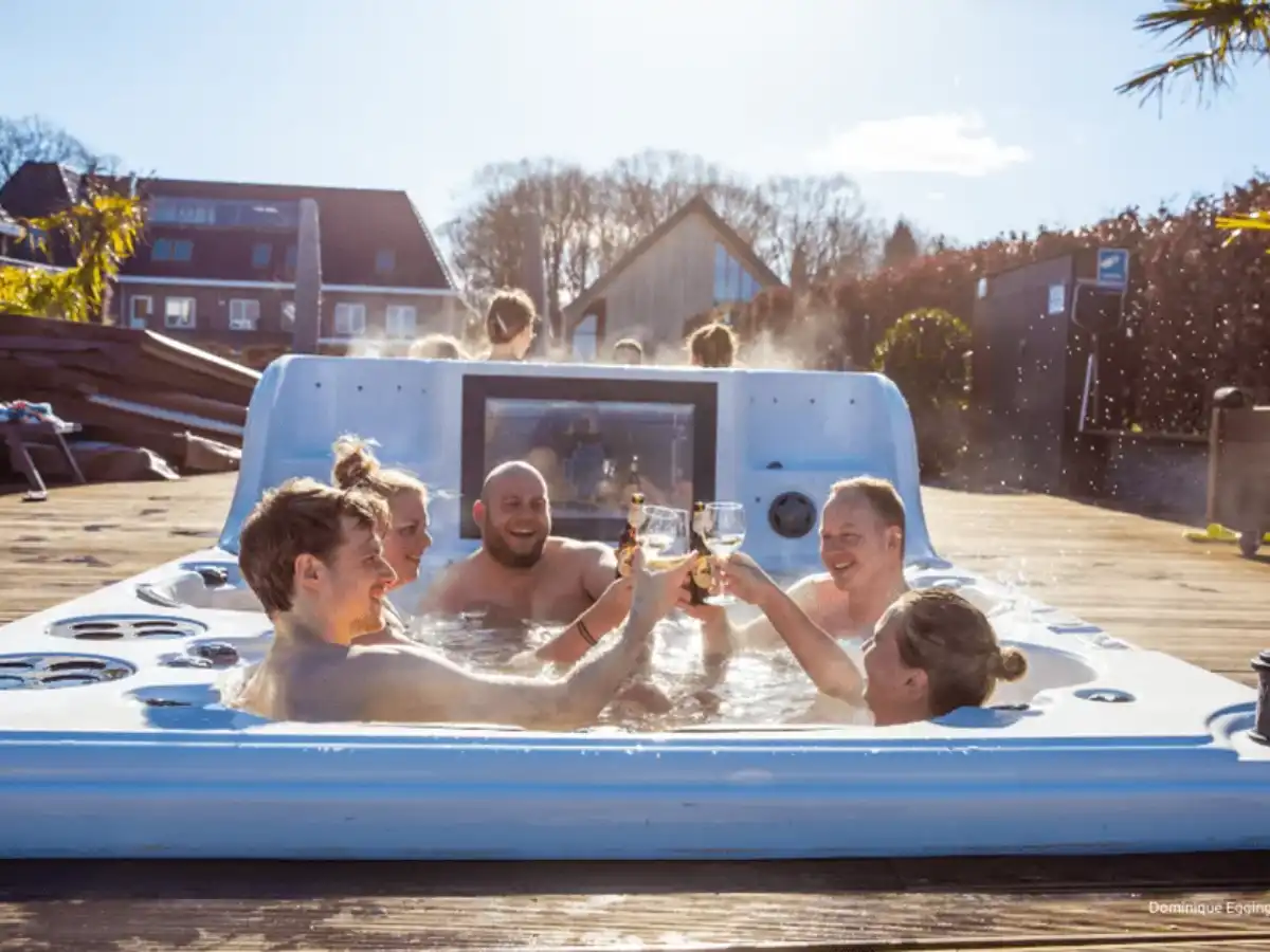 Zwemspa voor groepen Unieke mega jaccuzi, zwemspa en buiten sauna bij de groepsaccommodatie
